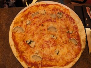 Pizza 4 fromages at Ô Petits Pâtons in Toulouse