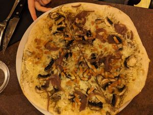 Pizza truffe at Ô Petits Pâtons in Toulouse