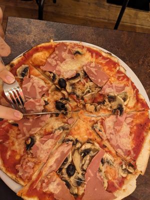 Pizza reine at Ô Petits Pâtons in Toulouse