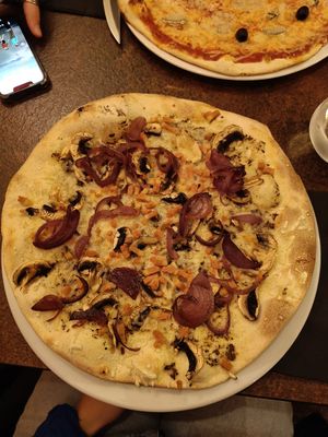 Truffle pizza at Ô Petits Pâtons in Toulouse