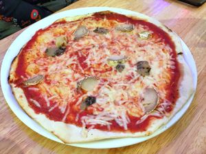 Four vegan cheese pizza at Ô Petits Pâtons in Toulouse