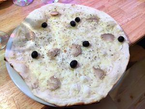 Goat vegan cheese "honey" pizza at Ô Petits Pâtons in Toulouse