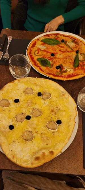 La chèvre miel végane et la margherita végane supplément poivrons at Ô Petits Pâtons in Toulouse