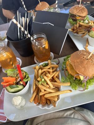 Veganes Cheeseburgermenü mit extra Avocado  at The Mainhattan in Mainaschaff