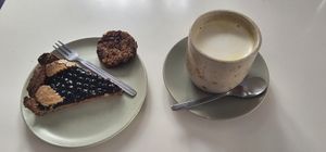 Tutto buonissimo. Alcune alternative vegane tra cui ho scelto Golden Milk (latte di soia), biscotti di mela veg e crostata lamponi buonissima! Ci sono anche altre bevande vegetali. at Materia in Rome