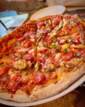 "Chicken" vegan pizza with Heura "pollo" and vegan cheese, great! at Pizzería Carlos in Barcelona