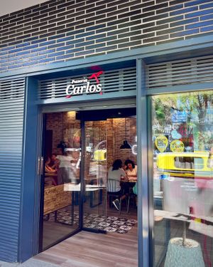 Entrance at Pizzería Carlos in Barcelona