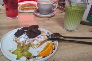Belgische Waffelns mit Puderzucker, Oreos und Obst at Das Luma'z in Wernigerode