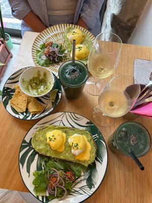 Toast with avocado, poached egg, hollandaise sauce and chives / Guacamole with Tortilla Chips / Apple-Kiwi-Cucumber-Spirulina-Juice at Bainema in Angra Do Heroismo