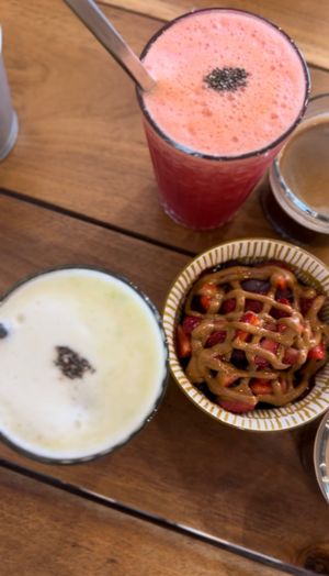 Mini Açaí bowl with peanut butter and local strawberries / Pineapple-Green Apple-Mint-Juice / Orange-Carrot-Beet-Ginger-Juice at Bainema in Angra Do Heroismo