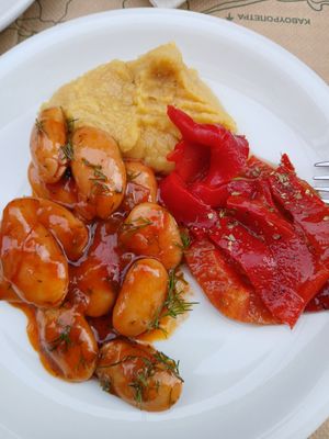 Grilled peppers, giant beans, and fava dip at Estiatório Ta Karafákia - Εστιατόριο Τα Καραφάκια in Aegina