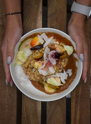 NOmicha
*Owsianka
*Słony karmel
*Puder jagodowy
*Owoce
*Chipsy kokosowe

Fot. @gdzieznowu at NO TU OliDeli in Warsaw