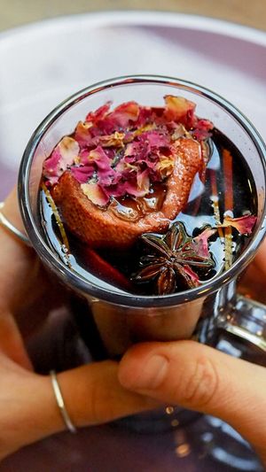 Czerwone wino grzane
*Cynamon
*Goździki
*Anyż
*Skórka z pomarańczy
*Płatki róży at NO TU OliDeli in Warsaw