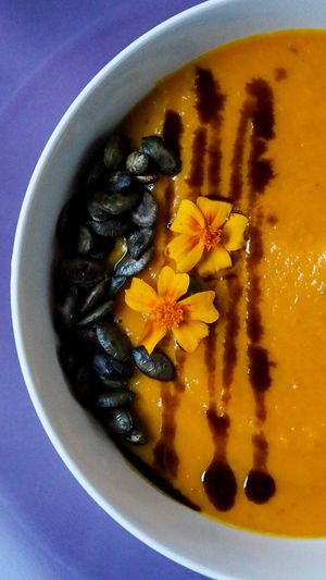 Krem z dyni z prażonymi pestkami dyni i olejem z pestek at NO TU OliDeli in Warsaw