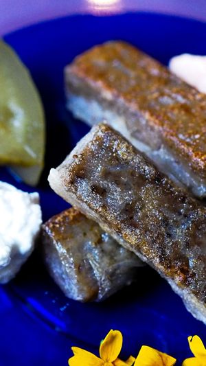 Babka w sajgonce z ogórkiem kiszonym i dwoma sosami at NO TU OliDeli in Warsaw