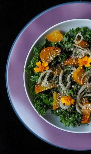 Gnieciony jarmuż z marynowanym burakiem, fenkuł, dukkah at NO TU OliDeli in Warsaw