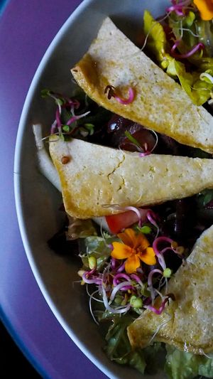 Sałata Z Tofu
Marynowane tofu, sałata, ogórek, pomidor, oliwki kalamata, kiełki, balsamico z jagody kamczackiej at NO TU OliDeli in Warsaw