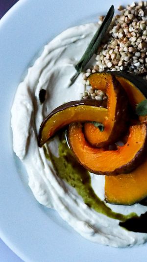 Tahinowa Dynia
Pieczone medaliony z dyni, kiełkowana, niepalona gryka, chips z jarmużu i szałwii, sos z tahini, oliwa z pestek dyni at NO TU OliDeli in Warsaw