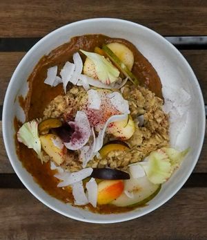 No Micha 
Owsianka, słony karmel daktylowy, owoce, chipsy kokosowe, puder z hibiskusa at NO TU OliDeli in Warsaw