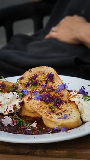 TUchałka 
Chałka, cukier cynamonowy, słodka śmietana, owoce, puder jagodowy, kwiaty jadalne at NO TU OliDeli in Warsaw