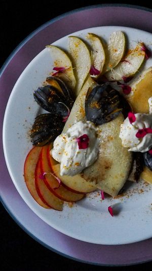 TUleśnik
Naleśniki, parfois migdałowe, czekolada daktylowa, słodka śmietana, owoce, puder pomarańczowy at NO TU OliDeli in Warsaw