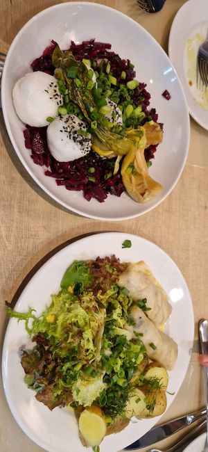 Rollitos de Tempeh con papas arrugadas, lechuguita, cebollinos y una salsa amarilla deliciosa at NO TU OliDeli in Warsaw