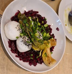 Pakchoi perfectamente crujiente y bien cocinado con remolacha y unas bolas de arroz  jazmín deliciosos at NO TU OliDeli in Warsaw
