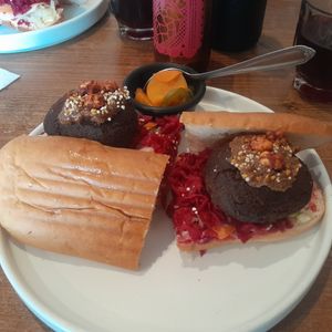 Rafalafel, con chukrut y decorado con semillas. at Los Vampiros Emparedados in Puebla