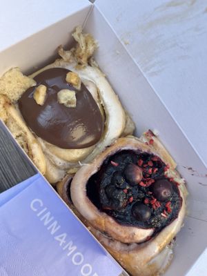 Banana 🍌 und Blueberry 🫐   at Cinnamood in Basel