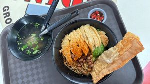 麻辣干捞面 sgd5.8
干捞面很好吃👍🏻 汤也很好喝👍🏻
不太吃辣的也可以尝试，因为一点都不麻，也不辣 at  Wanyuan Vegetarian 万缘素食 - Woodlands in North Singapore