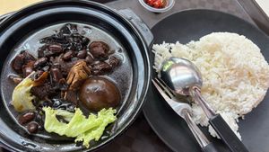 猪脚醋饭 sgd5.8
👍🏻爱吃醋的朋友可以试试，很酸很醋味👍🏻
黑木耳、素羊肉、卤蛋、黑豆
卤蛋很硬很材很干 at  Wanyuan Vegetarian 万缘素食 - Woodlands in North Singapore