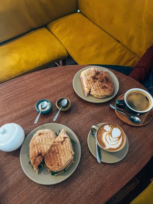 Cappuccino met amandelmelk en een panini (links) met tomaat, avocado en rucola   at Kaffa Bunn - Specialty Coffee in Sucre