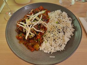 „Kaczka” w sosie słodko-kwaśnym z warzywami, podana z ryżem basmati at Manna 2 in Warsaw