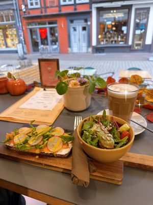 Vegan salmon bread with salad and oat milk macchiato   at Neue Speisekammer in Hannover