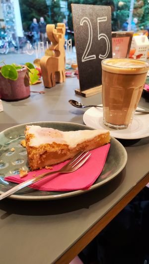 Gedeckter Apfelkuchen und pumpkin Spice latte at Neue Speisekammer in Hannover