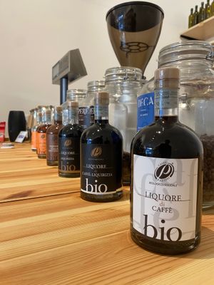 Liquori e caffè biologici ed equosolidali at Sfuso Shop in Milan