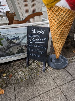Kichererbsen Curry, Green Oat Burger, Falafelteller at Restaurant Glückauf in Sellin