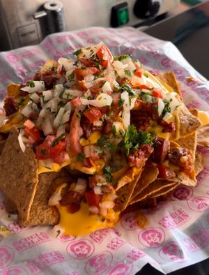 Nachos toreros con el mejor chorizo vegano que he probado. at Échele Bolas in Tenerife