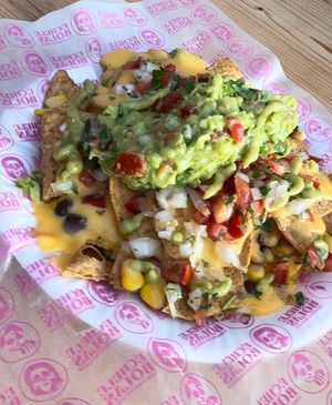 Nachos chingones con queso vegano at Échele Bolas in Tenerife