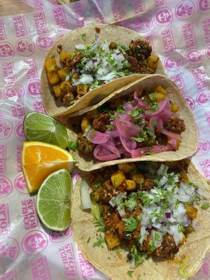 Tacos de Chorizo vegano con papas at Échele Bolas in Tenerife