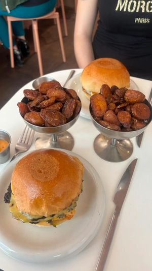 Le double cheese était de très loin le meilleur burger que j'ai mangé de ma vie !! Je n'aurais jamais cru desservir ce titre à un burger végétarien ! Je recommande vivement ! at Mannie in Paris