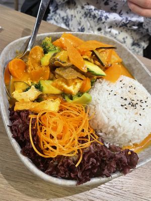 Curry mit Jasminreis und Mango Soße  at Viegan in Stuttgart