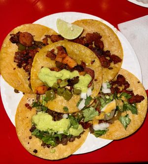 Riquísimos1 el de discada primer lugar y empate en segundo bistec y trompo ! excelentes   at Taco Records in Monterrey