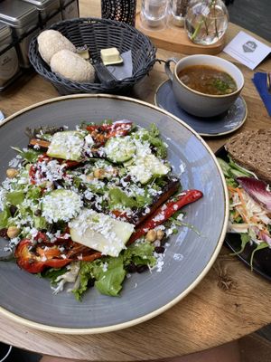 Raddichiosalade, oesterzwamkroket en uiensoep. Brood met vegan boter.  at Abdij de Westerburcht in Westerbork