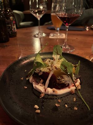 Steek biet, gekonfijte dadel, gecarameliseerde walnoot sinaasappel, creme,   at Abdij de Westerburcht in Westerbork