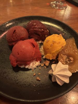 Stoofpeer met merengue en ijs   at Abdij de Westerburcht in Westerbork