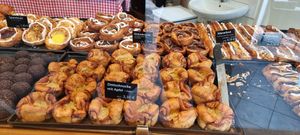 Counter with marked vegan options at Migge's Danish Bakery in Flensburg