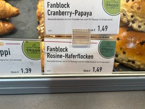vegane Optionen sind klar hervorgehoben und tragen ein grünes Schild at Kamps Bäckerei in Dusseldorf