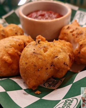 mozzarella sticks with golden breadcrumbs served with tomato sauce at Neat Burger - Porta Venezia in Milan