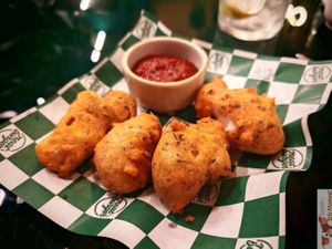 mozzarella sticks with golden breadcrumbs served with tomato sauce at Neat Burger - Porta Venezia in Milan